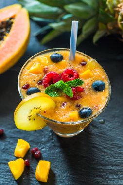 Tropikal meyve yüzlü