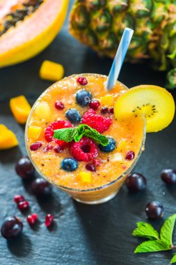 Tropikal meyve yüzlü