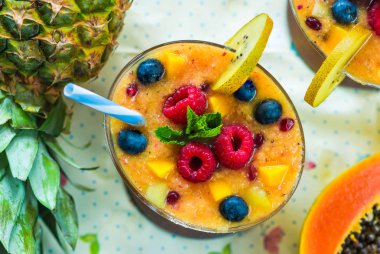 Tropikal meyve yüzlü