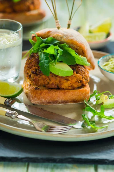 Avokado ve roket marul Chorizo ve fasulye burger