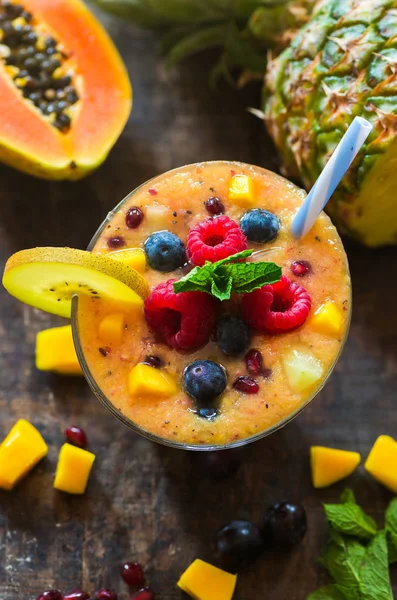 Tropikal meyve yüzlü