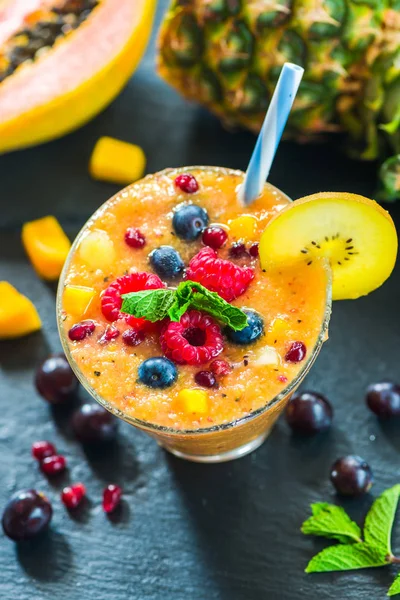 Tropikal meyve yüzlü