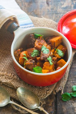 Fas kuzu tajine taze coriande ile süslenmiş kuskus ile