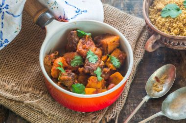 Fas kuzu tajine taze coriande ile süslenmiş kuskus ile