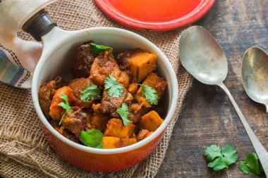 Fas kuzu tajine taze coriande ile süslenmiş kuskus ile