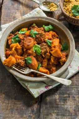 Fas kuzu tajine taze coriande ile süslenmiş kuskus ile