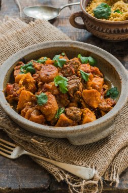 Fas kuzu tajine taze coriande ile süslenmiş kuskus ile