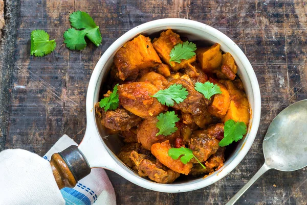 Fas kuzu tajine taze coriande ile süslenmiş kuskus ile