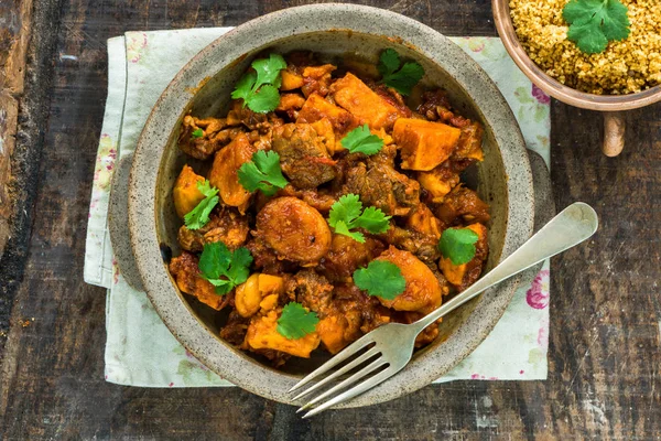 Fas kuzu tajine taze coriande ile süslenmiş kuskus ile