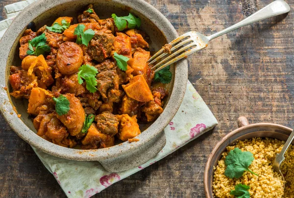 Fas kuzu tajine taze coriande ile süslenmiş kuskus ile