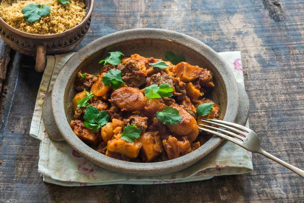 Tajine cordeiro marroquino com cuscuz decorado com coriande fresco — Fotografia de Stock