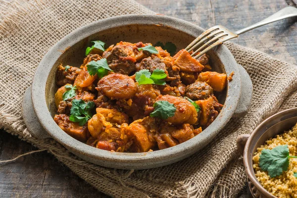 Fas kuzu tajine taze coriande ile süslenmiş kuskus ile