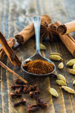 Baharat - tarçın, karanfil ve kakule