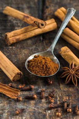 Baharat - tarçın ve karanfil