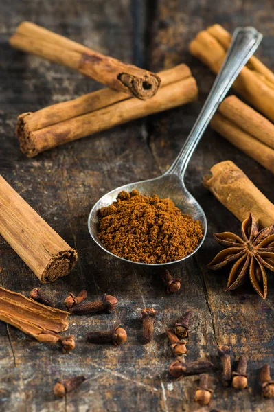 Baharat - tarçın ve karanfil