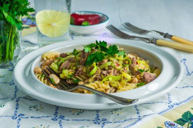 Ton balığı, beyaz fasulye ve pırasa ile makarna