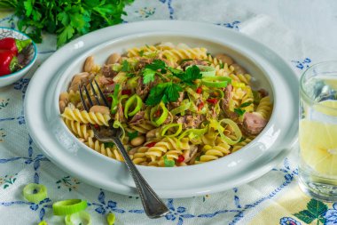 Ton balığı, beyaz fasulye ve pırasa ile makarna