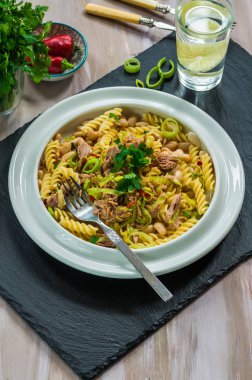 Ton balığı, beyaz fasulye ve pırasa ile makarna