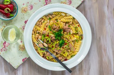 Ton balığı, beyaz fasulye ve pırasa ile makarna