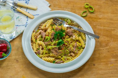 Ton balığı, beyaz fasulye ve pırasa ile makarna