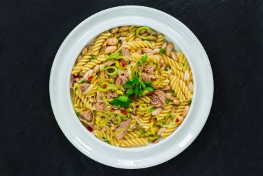 Ton balığı, beyaz fasulye ve pırasa ile makarna