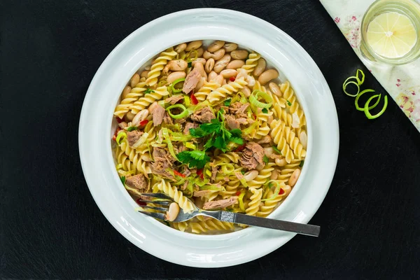 Ton balığı, beyaz fasulye ve pırasa ile makarna