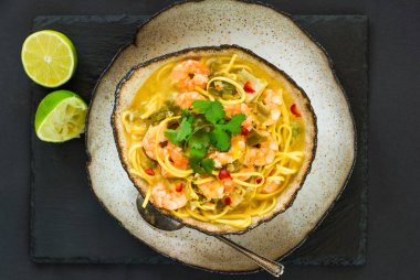 Karides ve Hindistan cevizi laksa