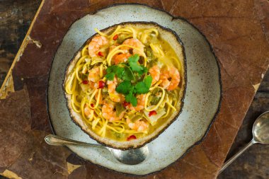 Karides ve Hindistan cevizi laksa