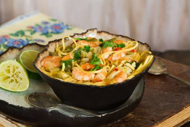 Karides ve Hindistan cevizi laksa