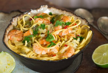 Karides ve Hindistan cevizi laksa