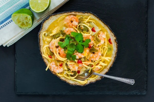 Karides ve Hindistan cevizi laksa