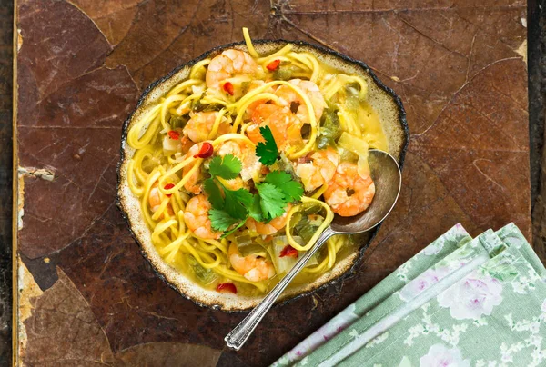 Karides ve Hindistan cevizi laksa