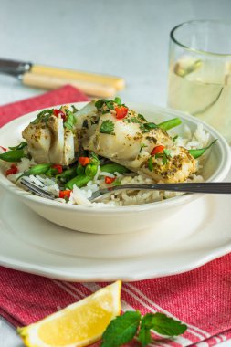 Hindistan cevizi köri cod yeşil fasulye ve pirinç ile