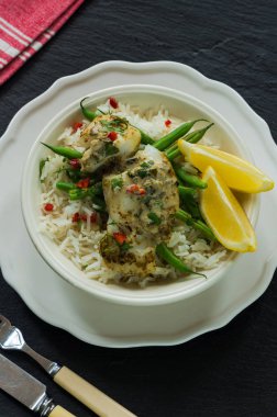 Hindistan cevizi köri cod yeşil fasulye ve pirinç ile