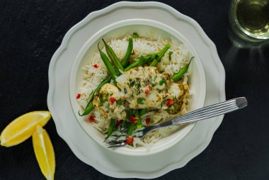 Hindistan cevizi köri cod yeşil fasulye ve pirinç ile