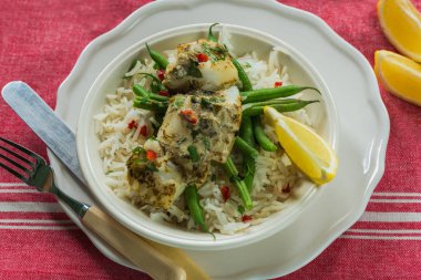 Hindistan cevizi köri cod yeşil fasulye ve pirinç ile