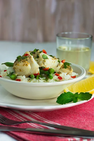 Hindistan cevizi köri cod yeşil fasulye ve pirinç ile