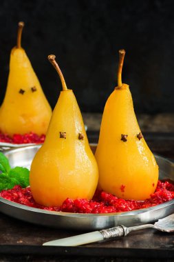 Ezilmiş ahududu, hayalet sunulan üzerinde Haşlanmış armut