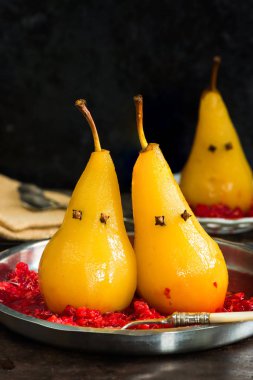 Ezilmiş ahududu, hayalet sunulan üzerinde Haşlanmış armut