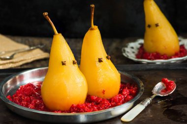 Ezilmiş ahududu, hayalet sunulan üzerinde Haşlanmış armut