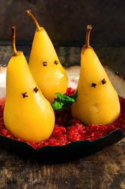 Ezilmiş ahududu, hayalet sunulan üzerinde Haşlanmış armut