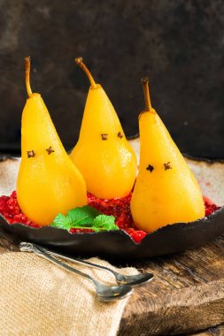 Ezilmiş ahududu, hayalet sunulan üzerinde Haşlanmış armut