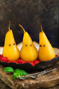 Ezilmiş ahududu, hayalet sunulan üzerinde Haşlanmış armut