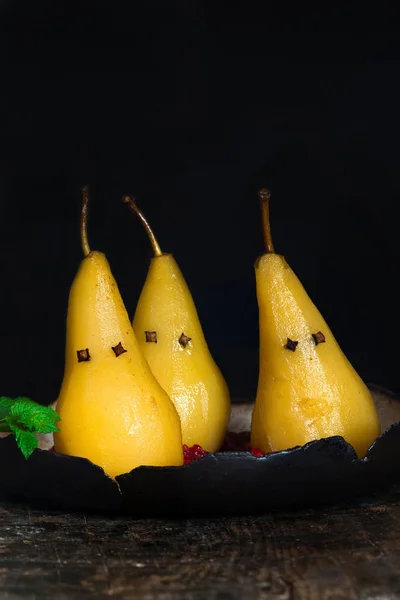 Gepocheerde peren op geplette frambozen, gepresenteerd als spoken — Stockfoto