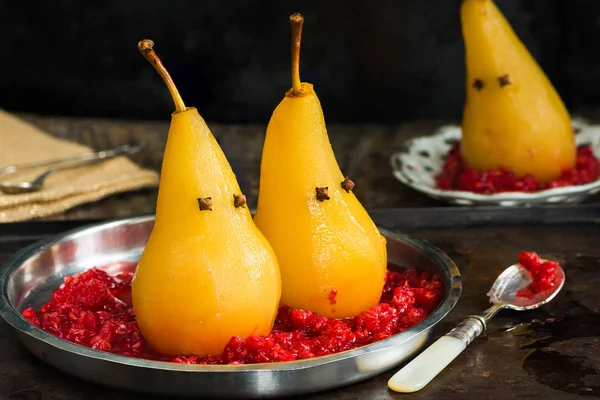 Ezilmiş ahududu, hayalet sunulan üzerinde Haşlanmış armut