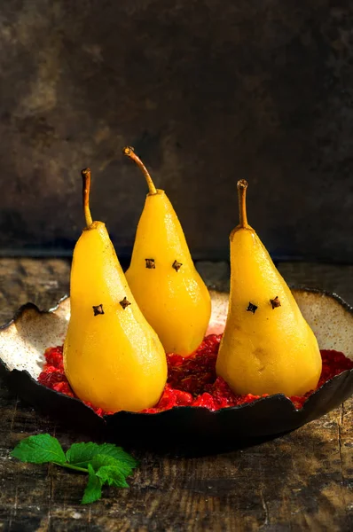 Gepocheerde peren op geplette frambozen, gepresenteerd als spoken — Stockfoto