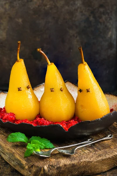 Ezilmiş ahududu, hayalet sunulan üzerinde Haşlanmış armut