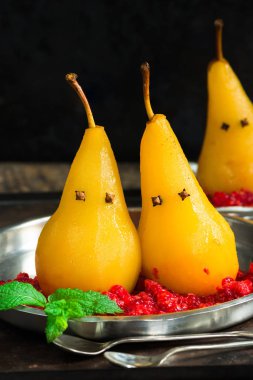 Ezilmiş ahududu, hayalet sunulan üzerinde Haşlanmış armut