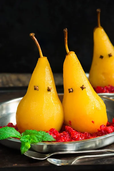 Ezilmiş ahududu, hayalet sunulan üzerinde Haşlanmış armut