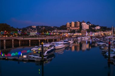Alacakaranlıkta, Güney Devon, İngiltere Torquay limanının görünümü